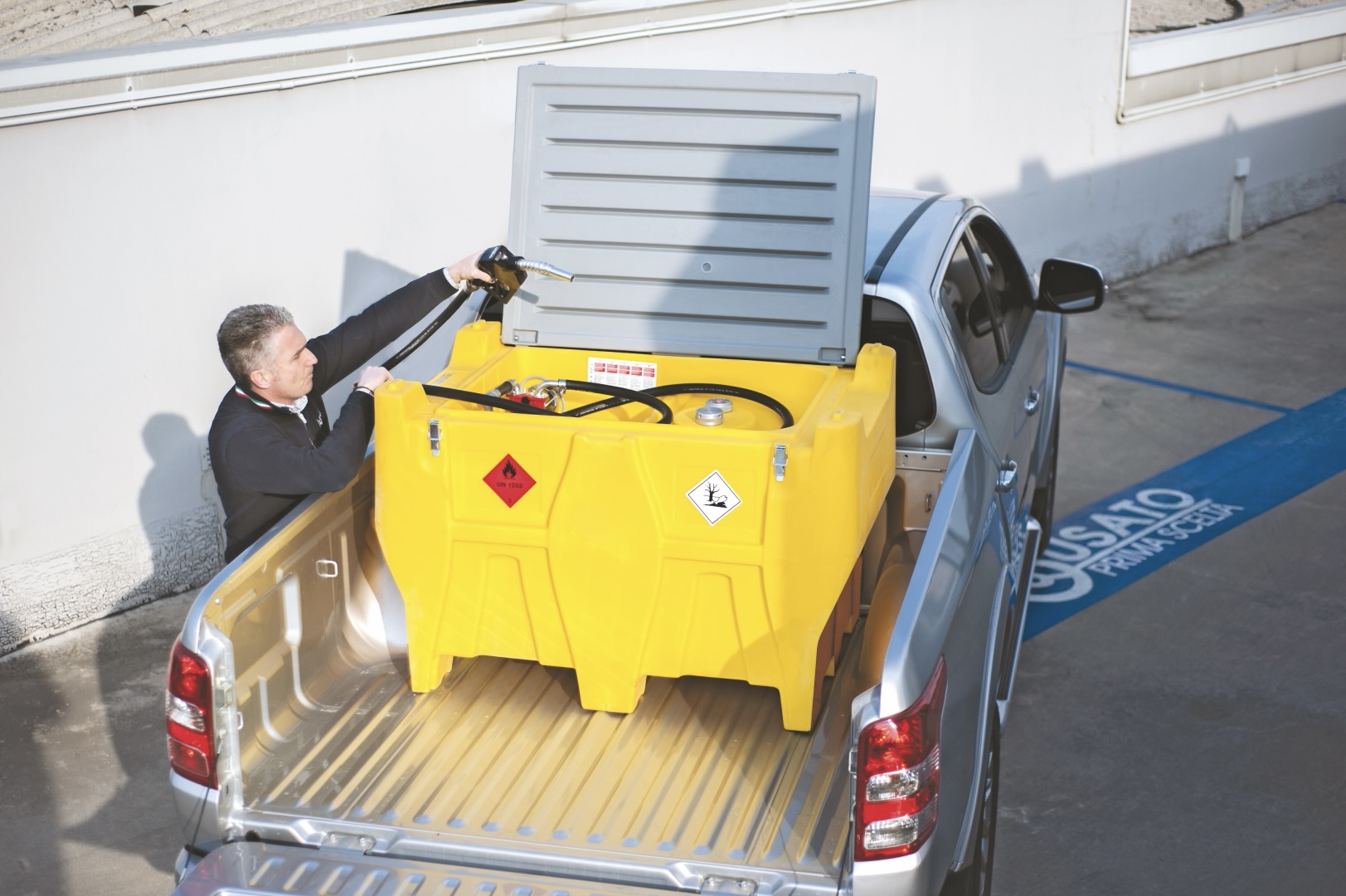 Portable diesel transfer tank mounted in a pickup truck bed on site