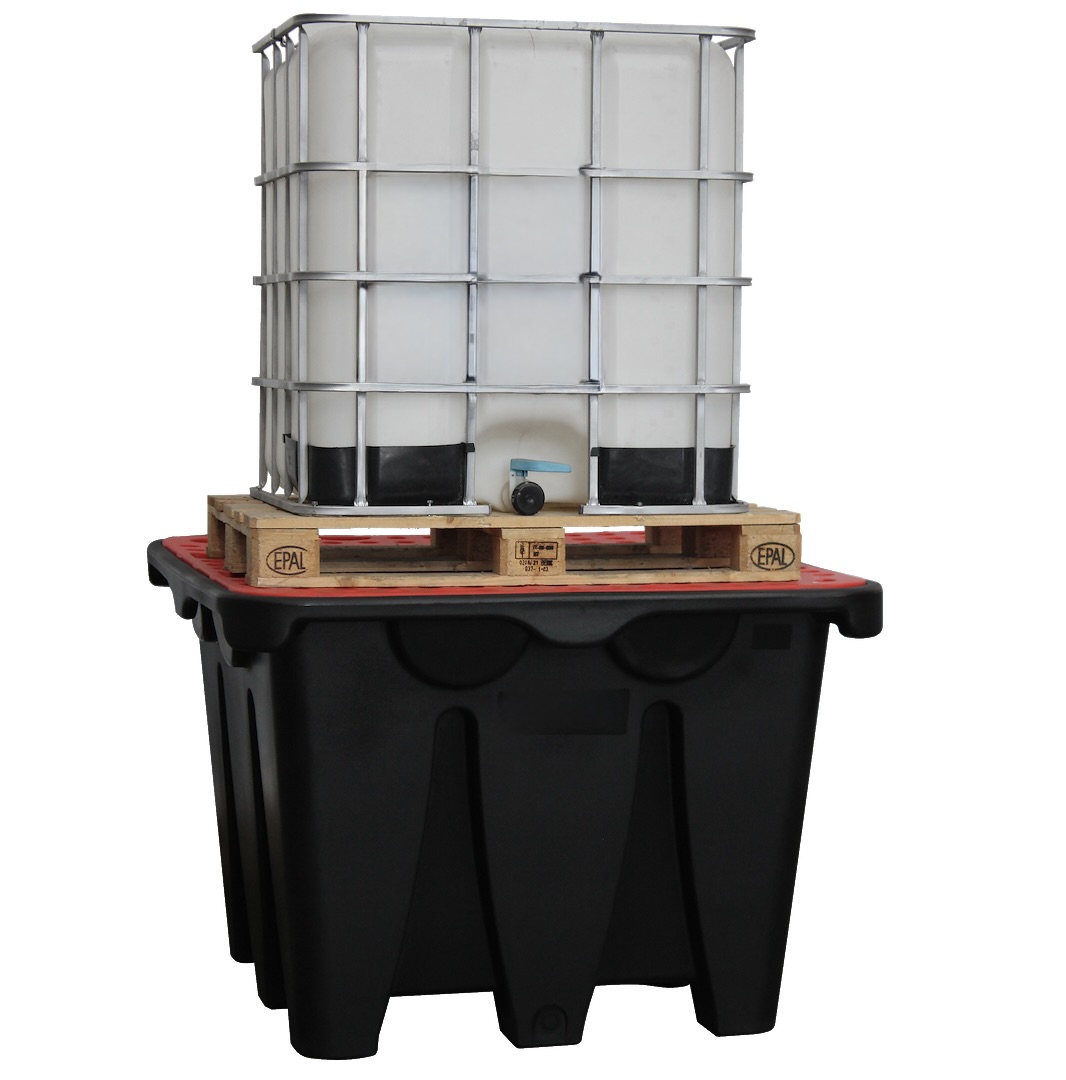 IBC containment sump with pallet-mounted tote and red grating