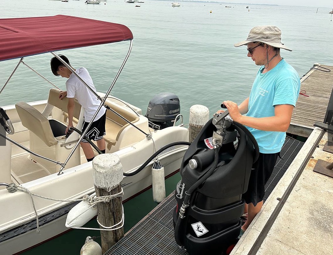 Portable marine fuel tank used for dockside boat refueling