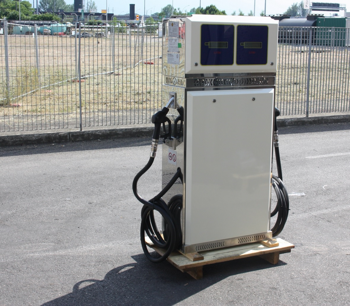 Twin-hose commercial fuel dispenser with electronic metering