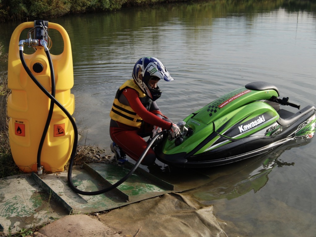 Portable wheeled fuel tank refueling a personal watercraft at a launch ramp
