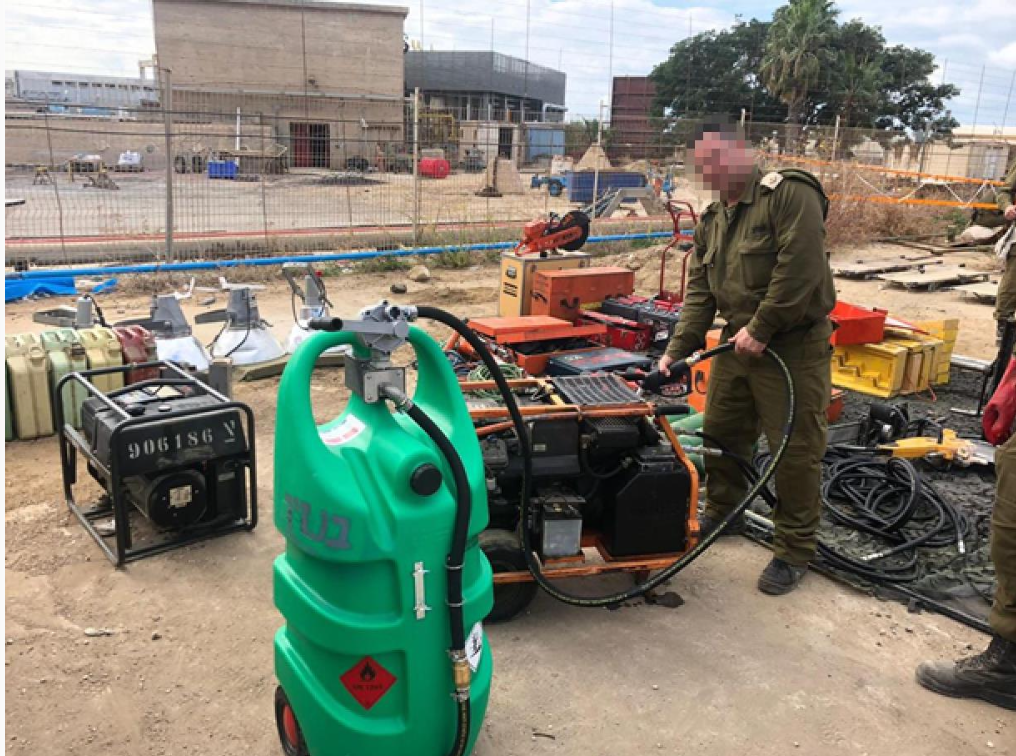 Mobile poly fuel tank refuelling equipment at a field site